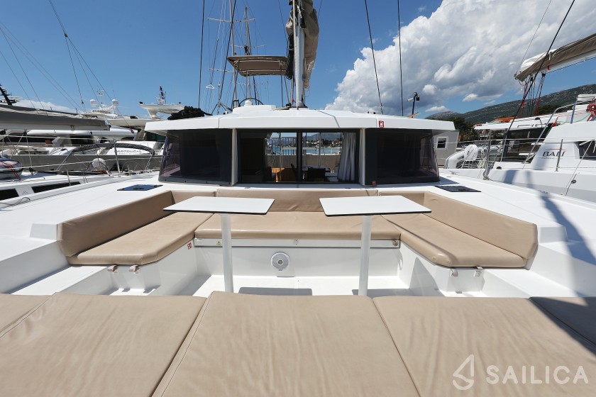 Bali 4.0 - 4 cab. - Yacht Charter Sailica