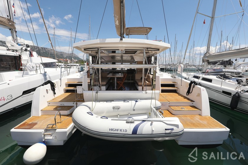 Bali 4.0 - 4 cab. - Yacht Charter Sailica