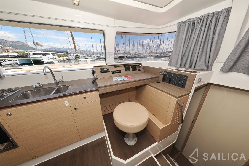 Bali 4.0 - 4 cab. - Yacht Charter Sailica