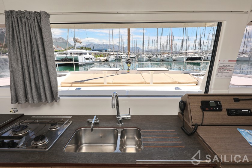 Bali 4.0 - 4 cab. - Yacht Charter Sailica