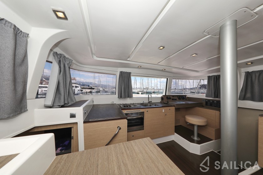 Bali 4.0 - 4 cab. - Yacht Charter Sailica