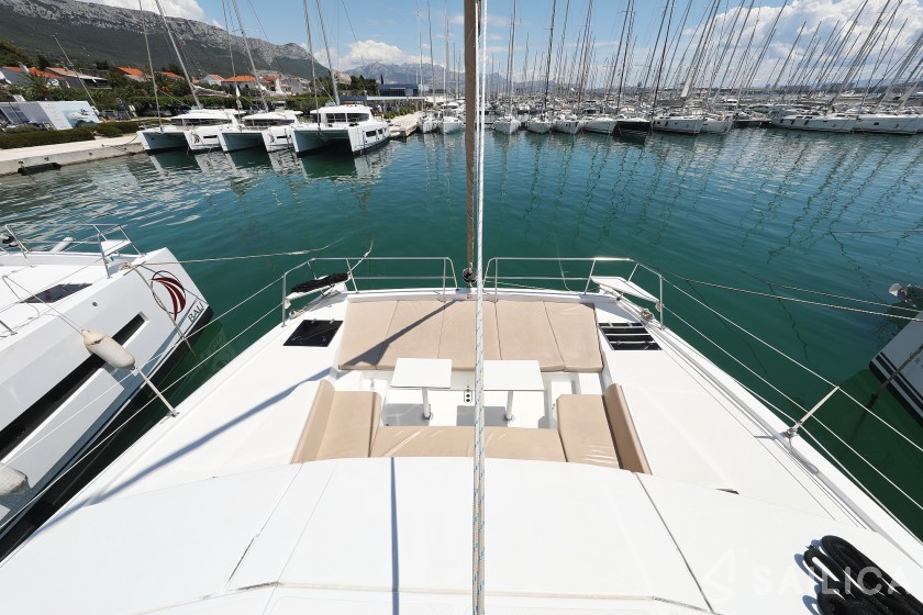 Bali 4.0 - 4 cab. - Yacht Charter Sailica