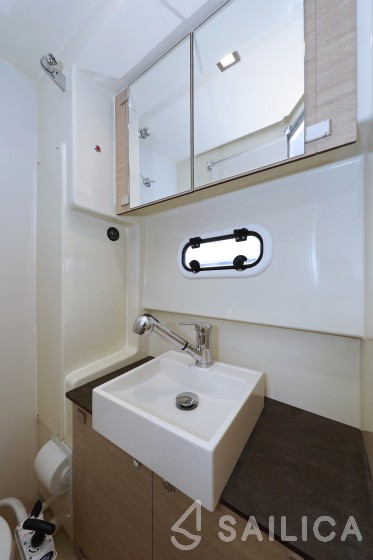 Bali 4.0 - 4 cab. - Yacht Charter Sailica