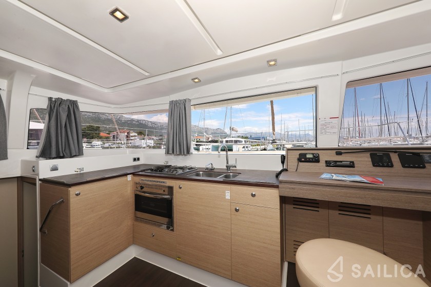 Bali 4.0 - 4 cab. - Yacht Charter Sailica