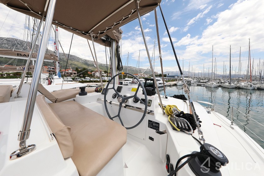 Bali 4.0 - 4 cab. - Yacht Charter Sailica