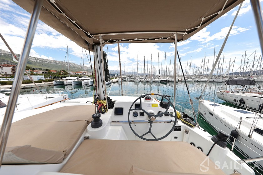 Bali 4.0 - 4 cab. - Yacht Charter Sailica