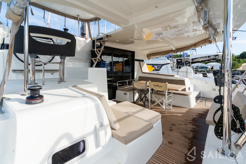 Lagoon 42 - Yacht Charter Sailica