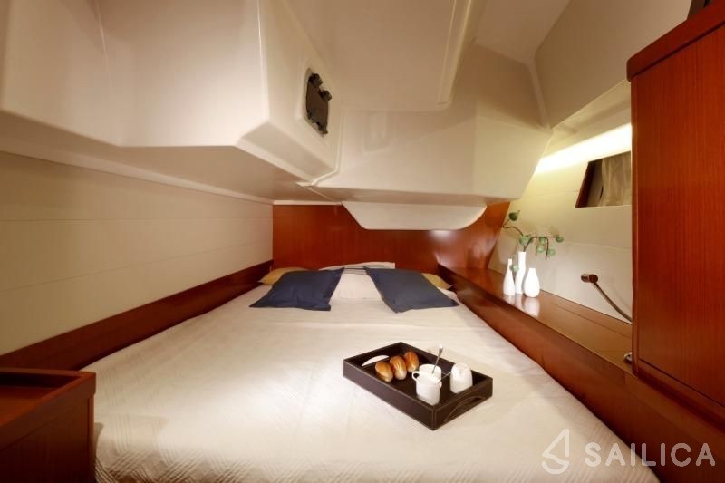 Oceanis 48 - Yacht Charter Sailica