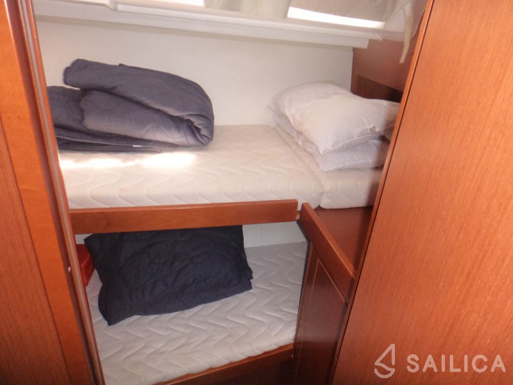 Oceanis 48 - Yacht Charter Sailica
