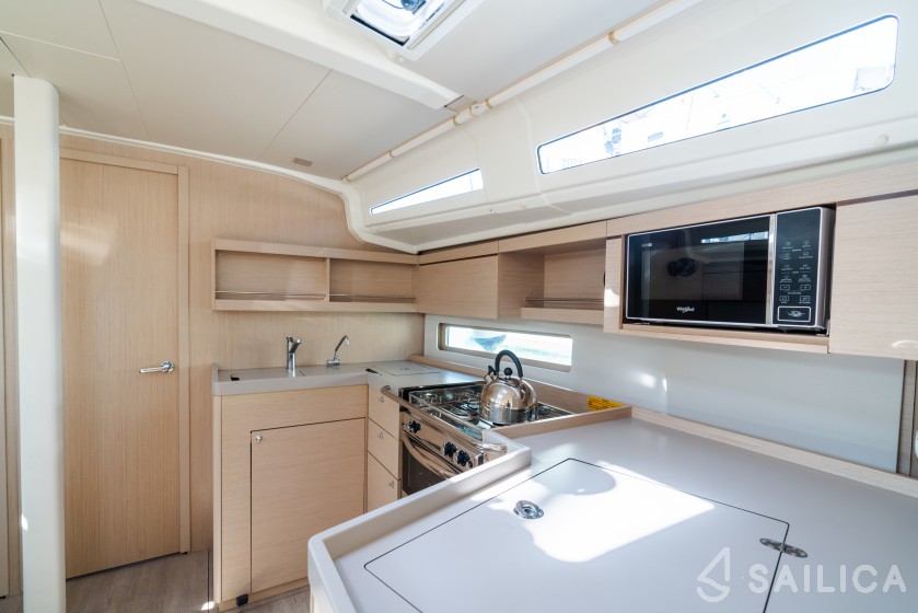Oceanis 40.1 - Yacht Charter Sailica