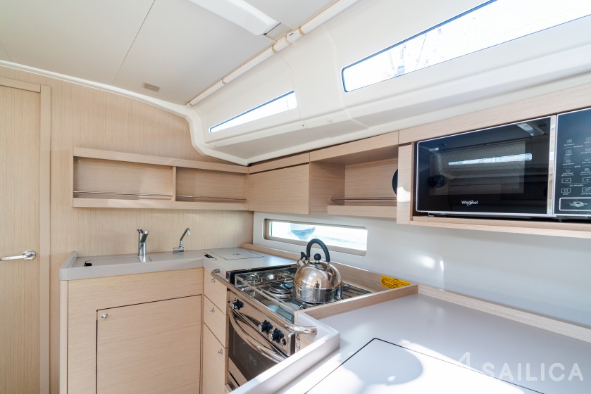 Oceanis 40.1 - Yacht Charter Sailica