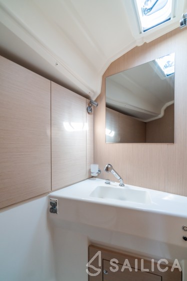 Oceanis 40.1 - Yacht Charter Sailica