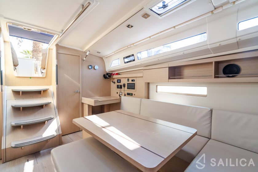 Oceanis 40.1 - Yacht Charter Sailica