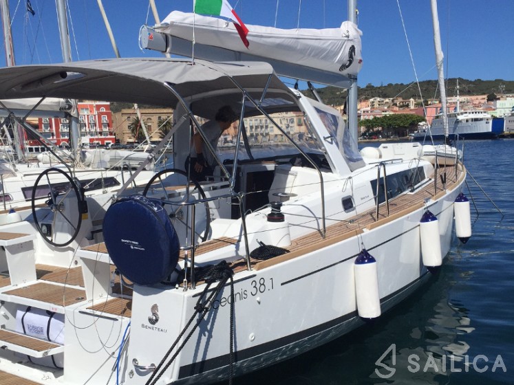Oceanis 38 - Yacht Charter Sailica