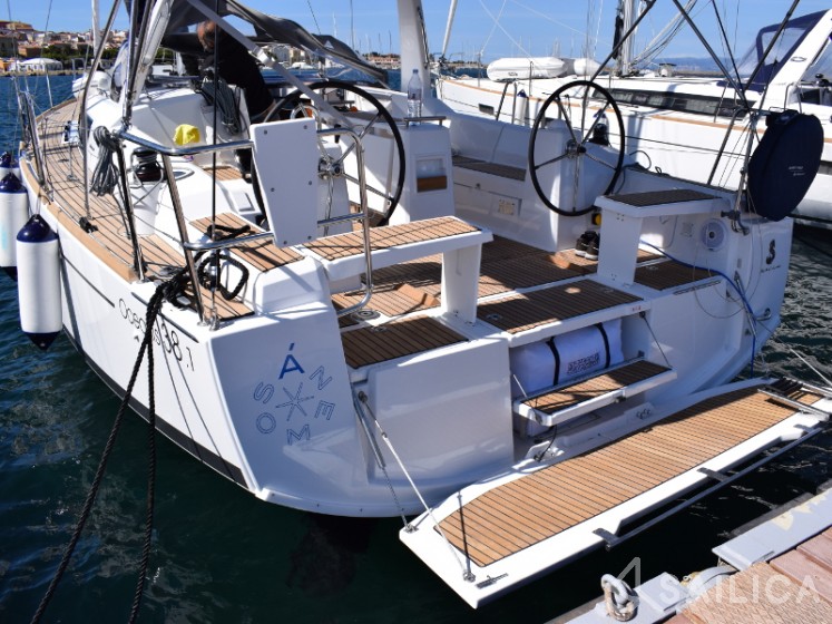 Oceanis 38 - Yacht Charter Sailica