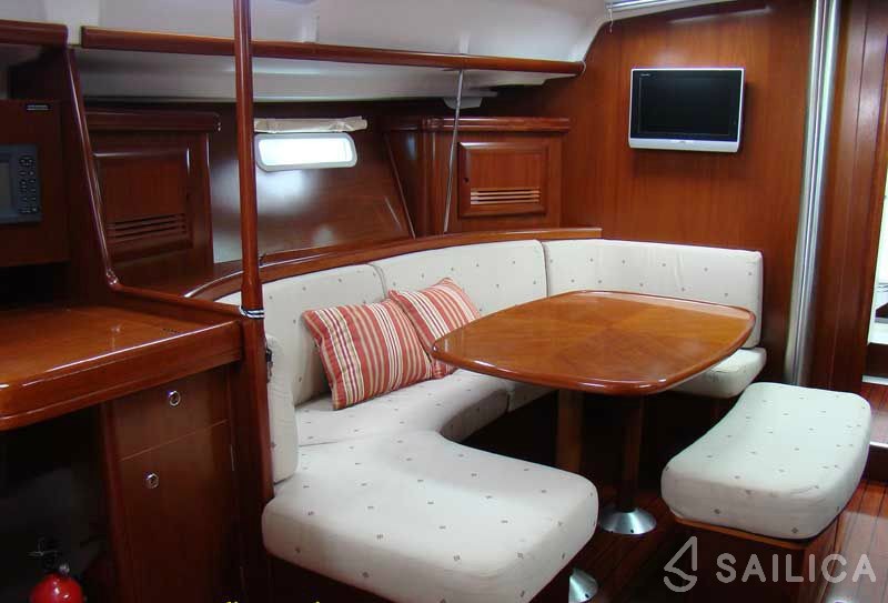 Oceanis 393 - Yacht Charter Sailica