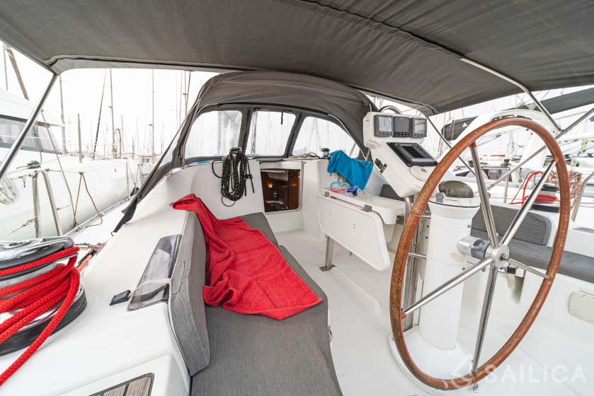 Oceanis 393 - Yacht Charter Sailica