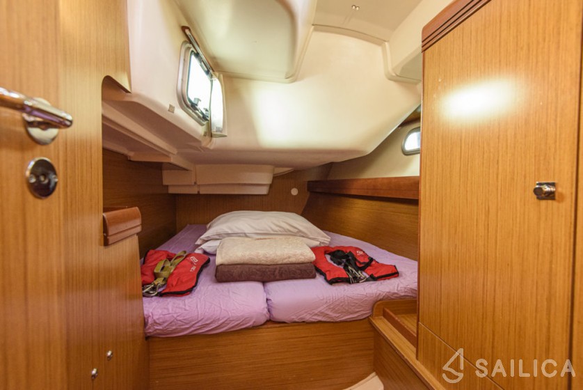 Sun Odyssey 42 i - Yacht Charter Sailica