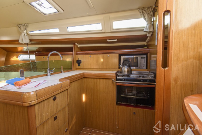 Sun Odyssey 42 i - Yacht Charter Sailica