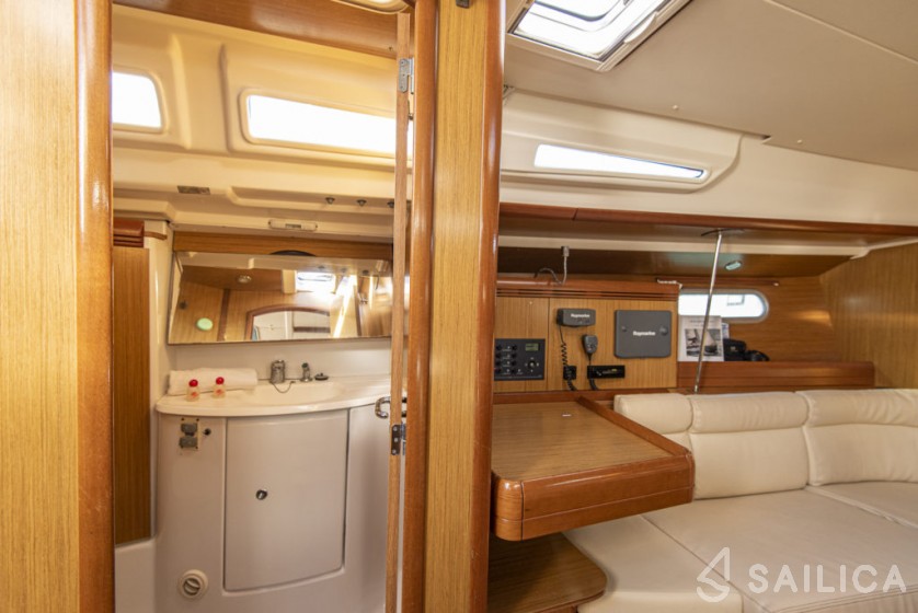 Sun Odyssey 42 i - Yacht Charter Sailica