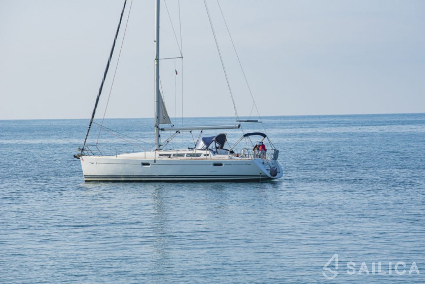 Sun Odyssey 42 i - Yacht Charter Sailica