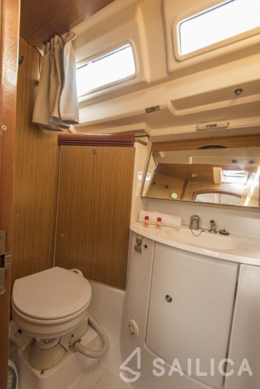 Sun Odyssey 42 i - Yacht Charter Sailica