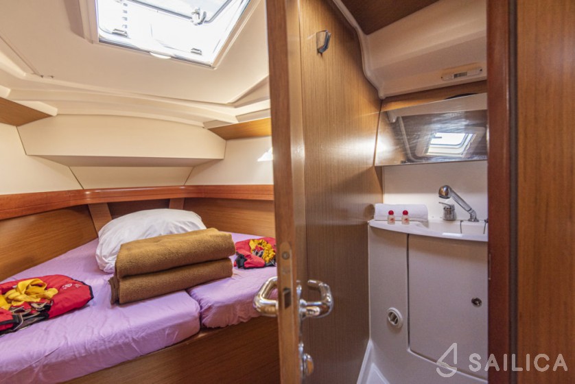 Sun Odyssey 42 i - Yacht Charter Sailica