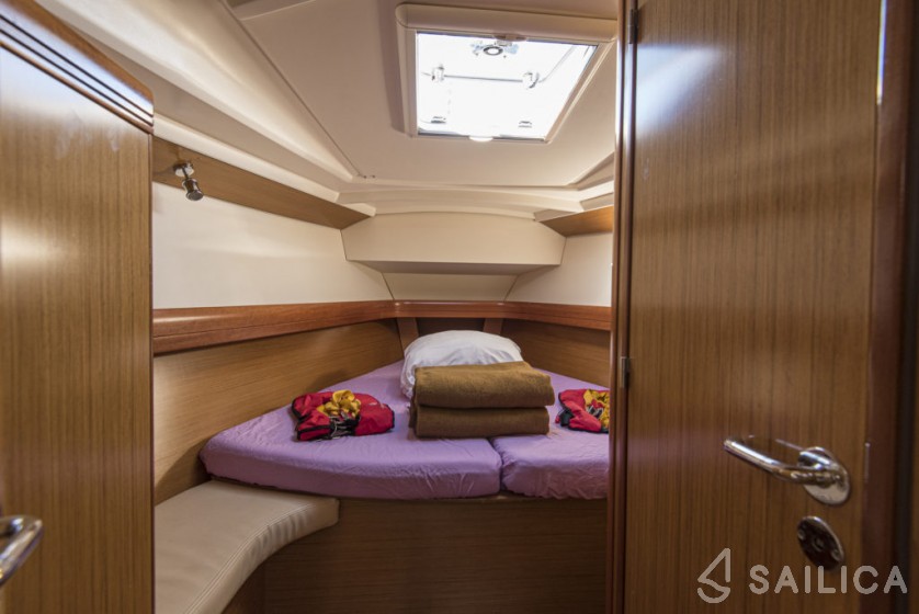 Sun Odyssey 42 i - Yacht Charter Sailica