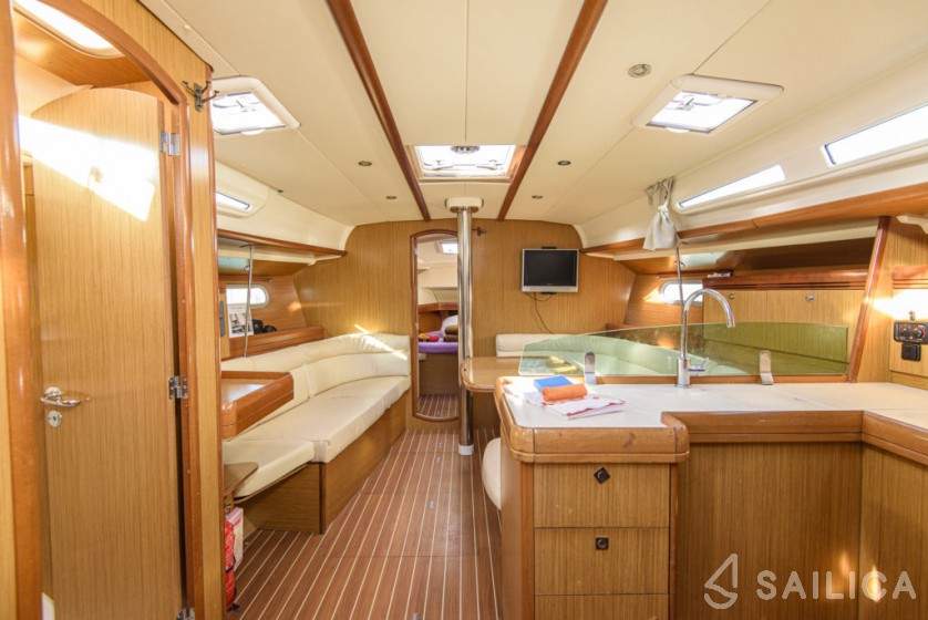 Sun Odyssey 42 i - Yacht Charter Sailica