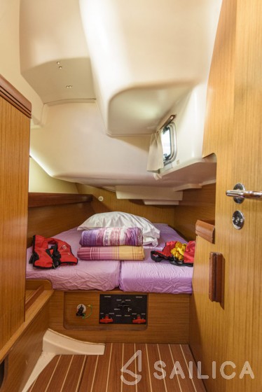 Sun Odyssey 42 i - Yacht Charter Sailica