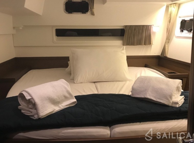 Lagoon 42 - Yacht Charter Sailica