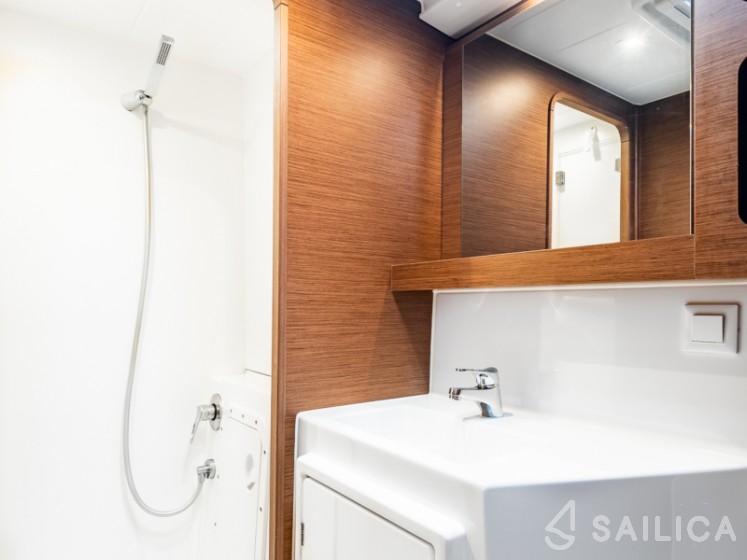 Lagoon 42 - Yacht Charter Sailica