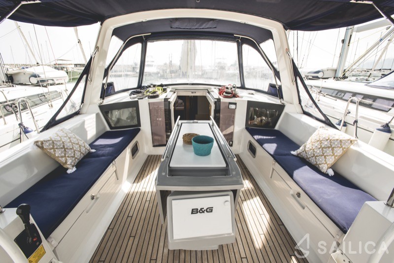 Oceanis 45 - Yacht Charter Sailica