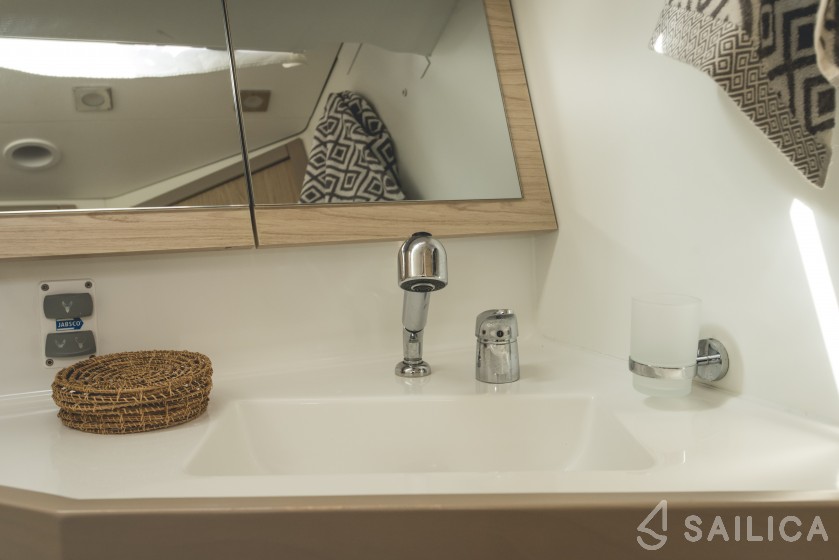 Oceanis 45 - Yacht Charter Sailica