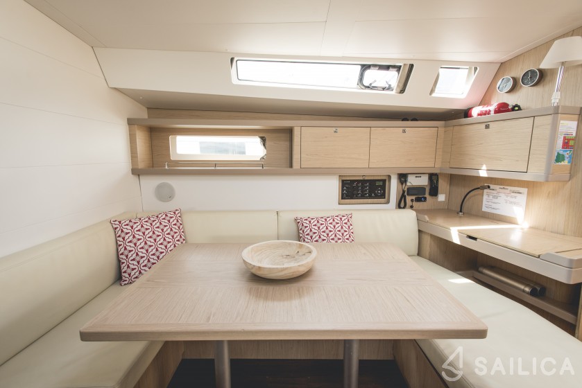 Oceanis 45 - Yacht Charter Sailica