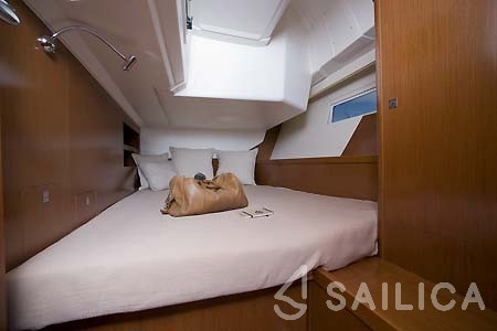 Oceanis 45 - Yacht Charter Sailica