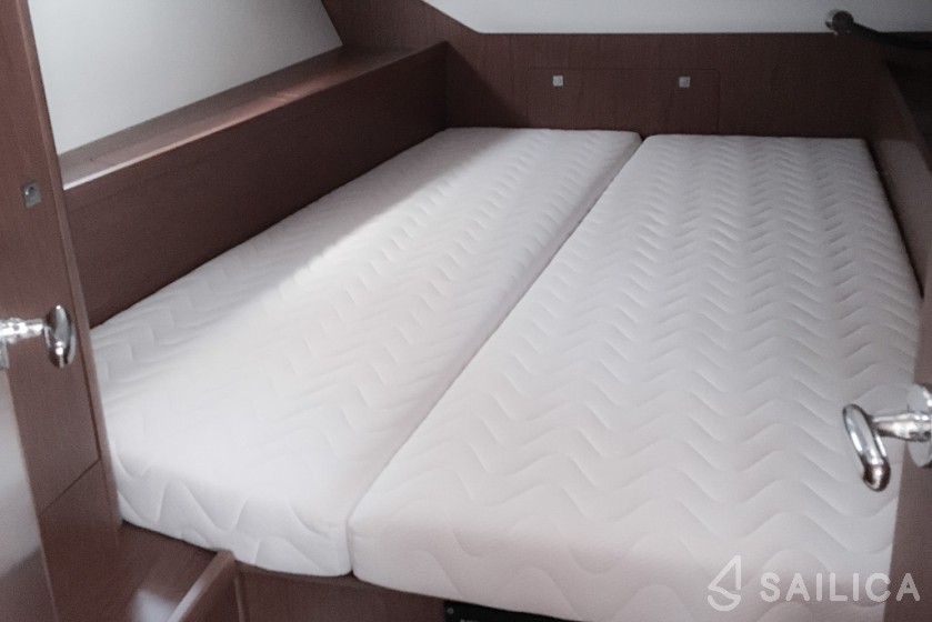 Oceanis 45 - Yacht Charter Sailica