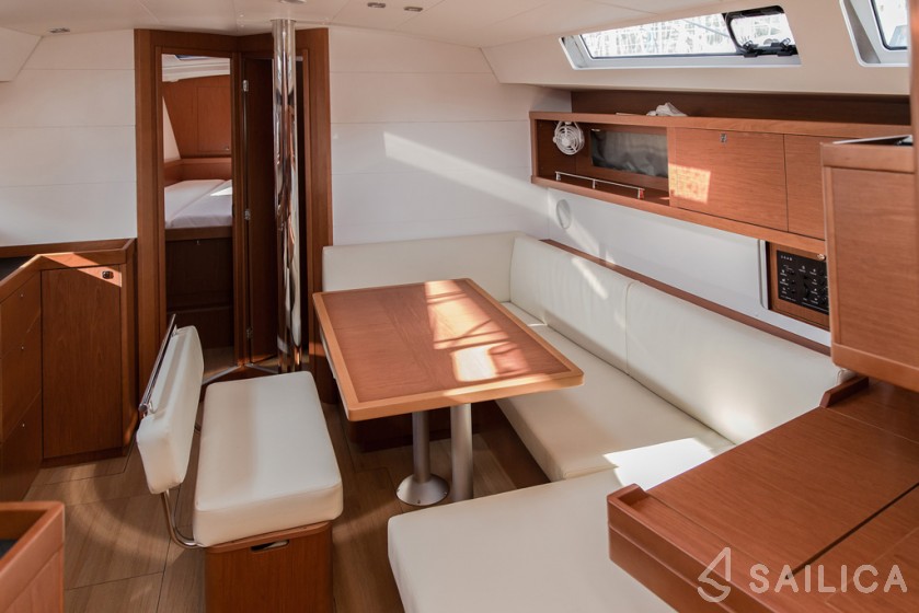 Oceanis 45 - Yacht Charter Sailica