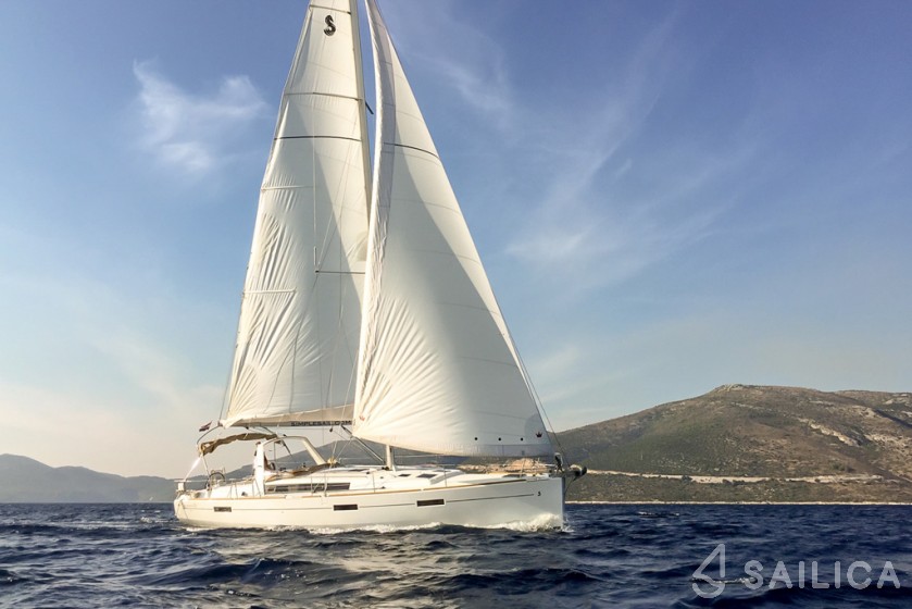 Oceanis 45 - Yacht Charter Sailica