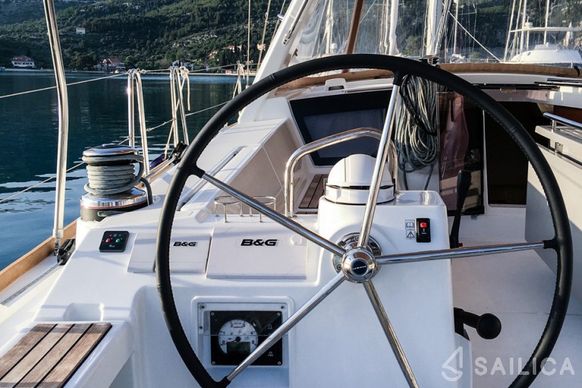 Oceanis 45 - Yacht Charter Sailica