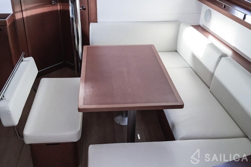 Oceanis 45 - Yacht Charter Sailica