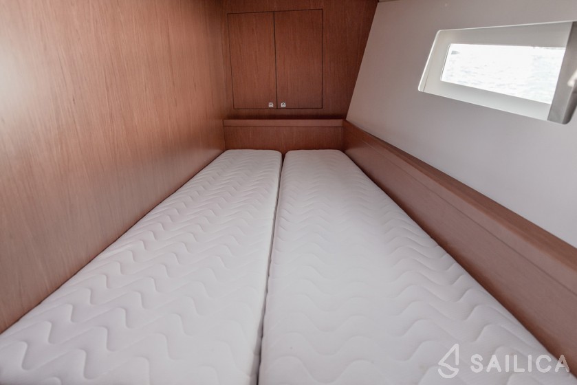 Oceanis 45 - Yacht Charter Sailica