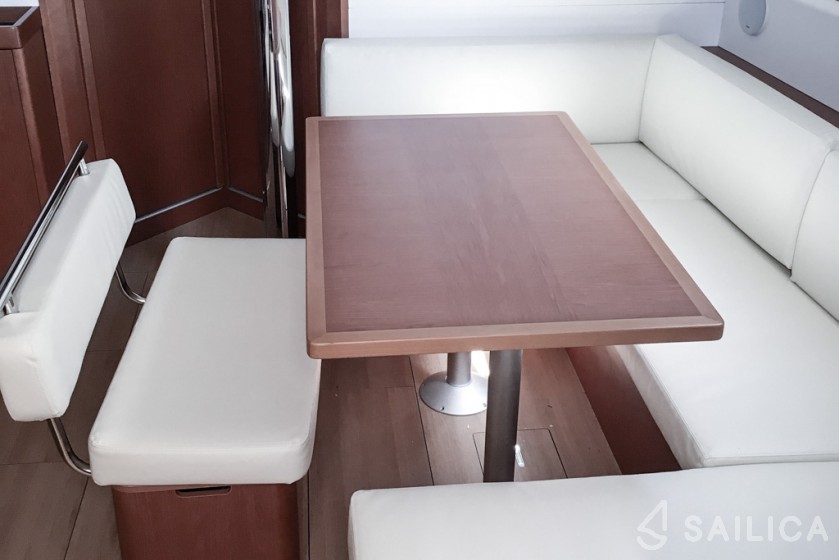 Oceanis 45 - Yacht Charter Sailica