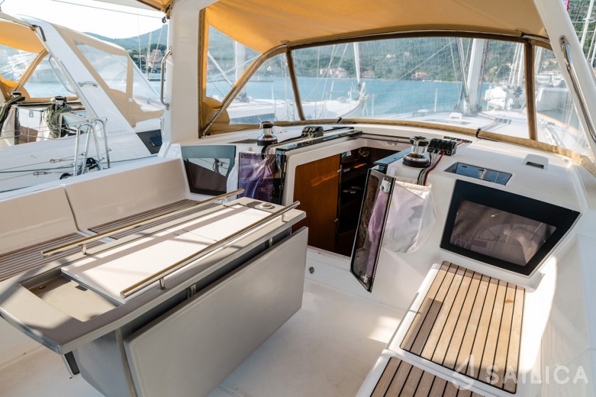 Oceanis 45 - Yacht Charter Sailica