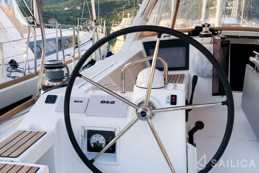 Oceanis 45 - Yacht Charter Sailica