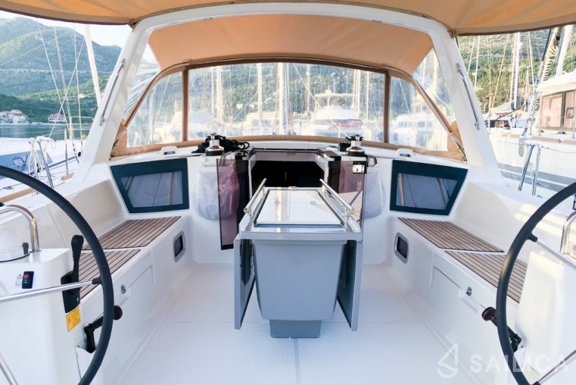 Oceanis 45 - Yacht Charter Sailica