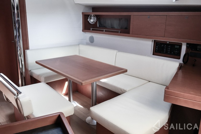 Oceanis 45 - Yacht Charter Sailica