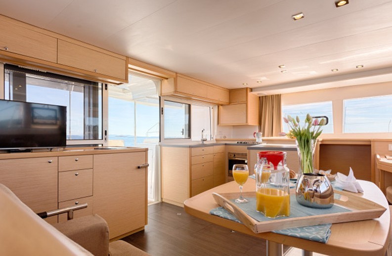 Lagoon 450  Flybridge - Yacht Charter Sailica