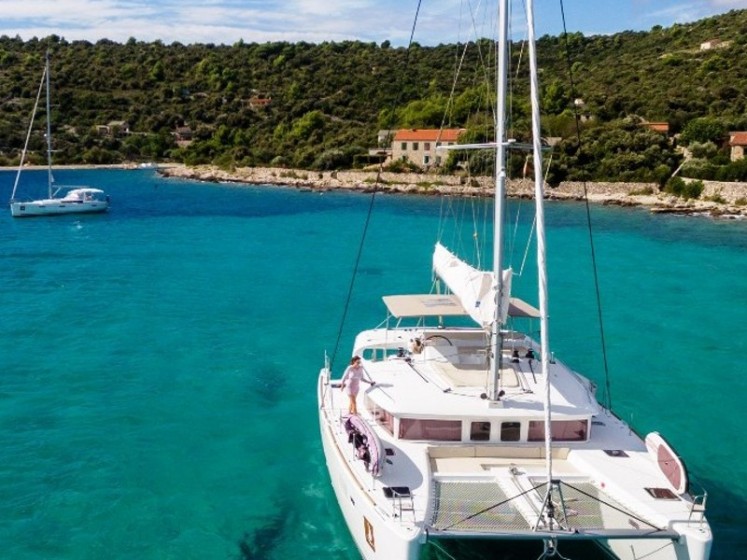 Lagoon 450  Flybridge - Yacht Charter Sailica