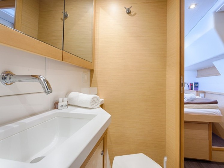 Lagoon 450  Flybridge - Yacht Charter Sailica